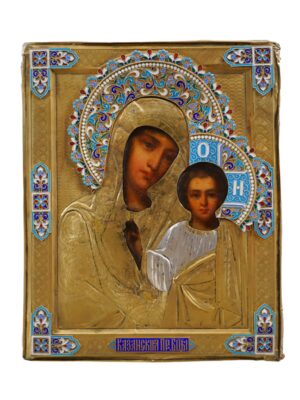 Icona della Madre di Dio di Kazan, realizzata in argento e arricchita da smalti, inizio XX secolo da Mosca, esemplare della maestria iconografica russa, disponibile su Arte Network Icone.