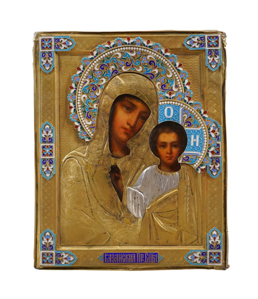 Icona della Madre di Dio di Kazan, realizzata in argento e arricchita da smalti, inizio XX secolo da Mosca, esemplare della maestria iconografica russa, disponibile su Arte Network Icone.